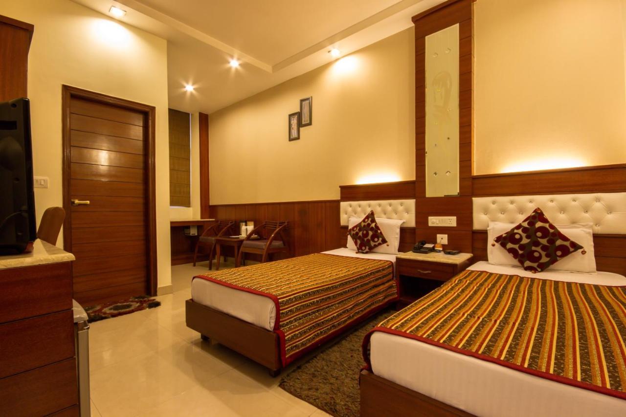 Hotel Aster Inn New Delhi エクステリア 写真