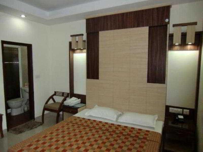 Hotel Aster Inn New Delhi エクステリア 写真